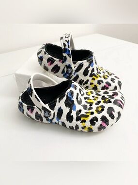 ▪️CROCS Classic Animal Print Lined Clogs ~ 4M/6W